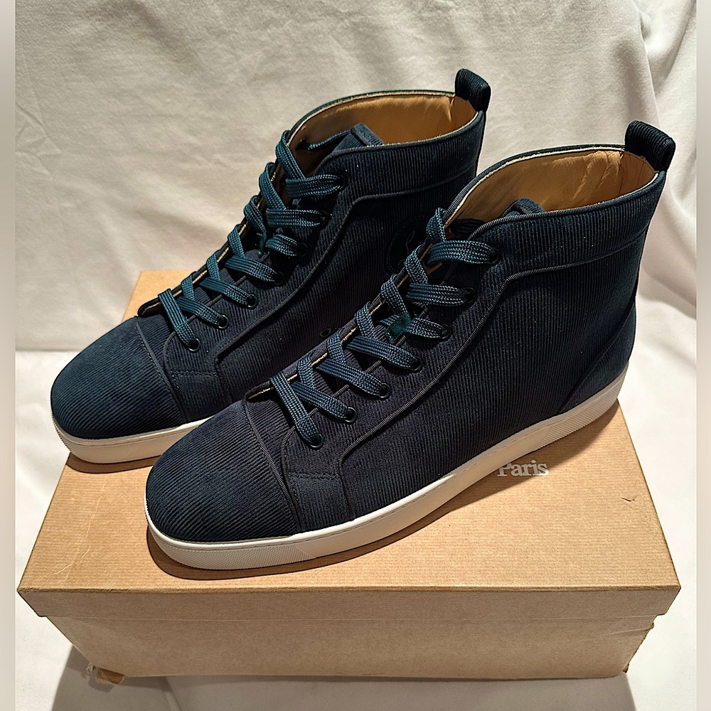 🚫🚫🚫SOLD🚫🚫🚫
Christian Louboutin Louis Orlato Velvet Sneakers - Colour Vosges
